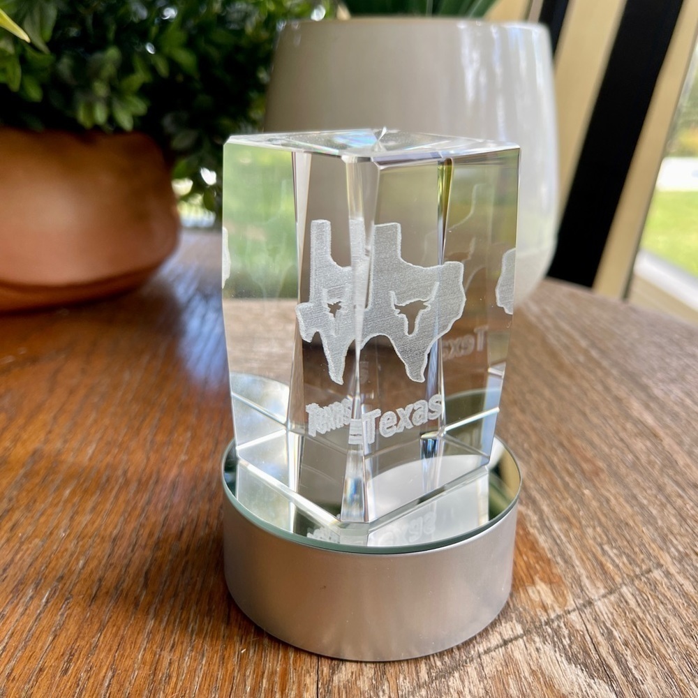 CRYSTAL, GLASS CUBE, ENGRAVED ETCHING OF TEXAS. SETS ON MIRRORED BASE - Picture 4 of 10